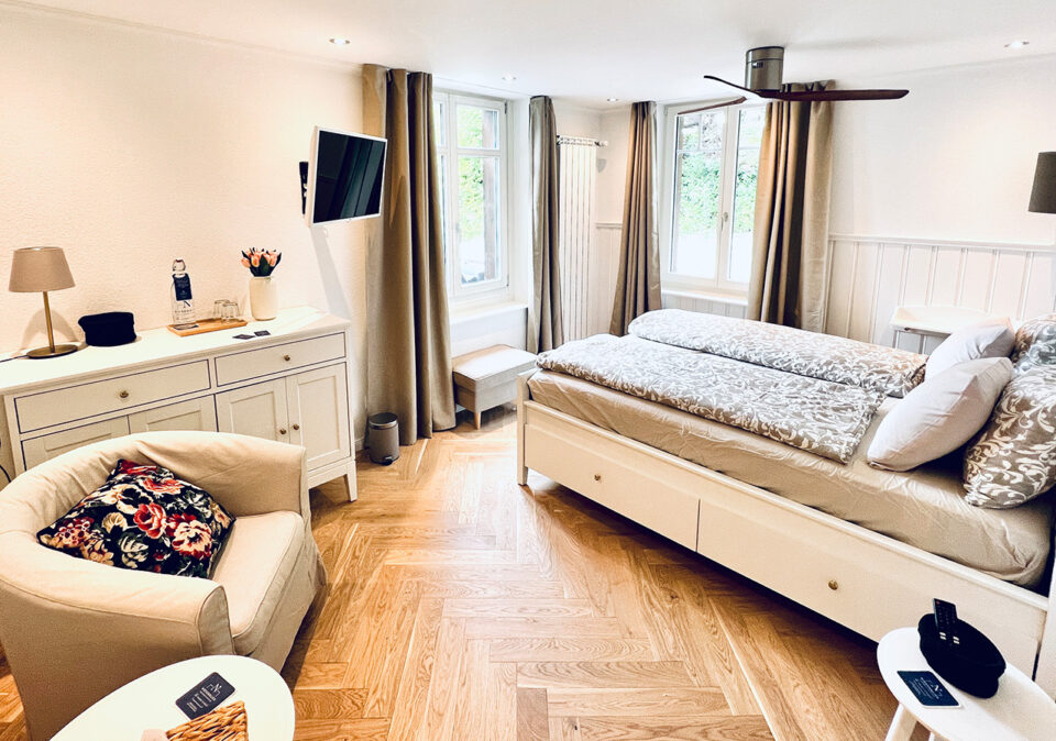 hotel_und_restaurant_niesenblick_hotelzimmer_classique_doppelzimmer_zimmeransicht_01