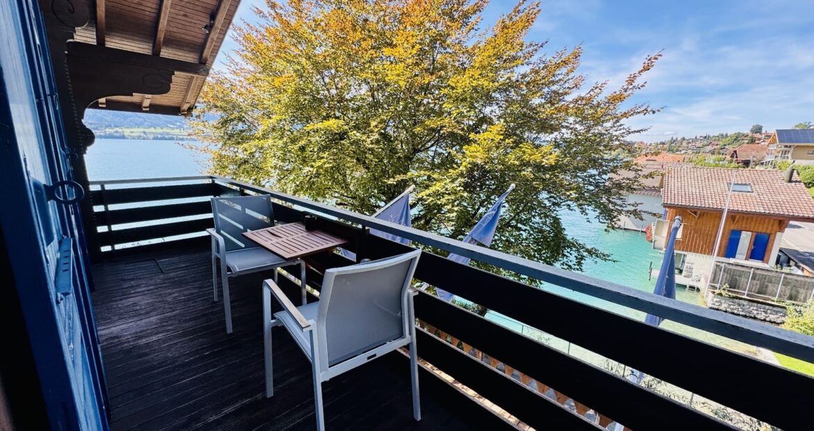 hotel_und_restaurant_niesenblick_hotelzimmer_balcony_doppelzimmer_seitliche_seesicht_mit_balkon