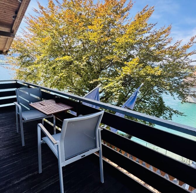 hotel_und_restaurant_niesenblick_hotelzimmer_balcony_doppelzimmer_seitliche_seesicht_mit_balkon