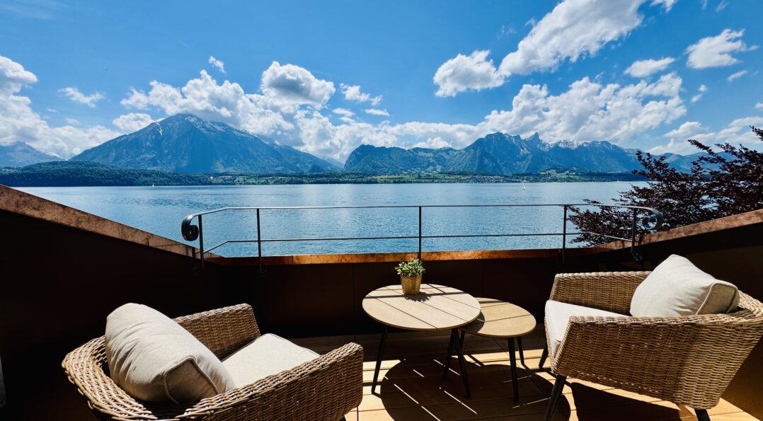 Suite Boutique Hotel Niesenblick Oberhofen am Thunersee traumhaft Seeblick Frühstück Aufenthaltsraum Ausblick Ausblick Panorama